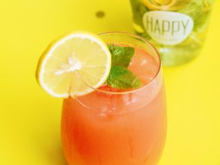 11、夏日红柚季！比基尼少女的鸡尾酒,切一片柠檬片，从中间往外划一刀，插到杯子边沿上，再放些薄荷叶装饰。