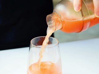 10、夏日红柚季！比基尼少女的鸡尾酒,在玻璃杯中加适量的冰块，将鸡尾酒倒入杯中