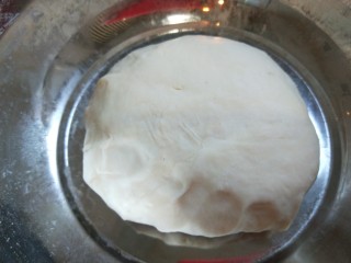 2、新文美食 骨汤三鲜馅混沌,合成光滑面团。