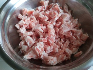 3、新文美食 骨汤三鲜馅混沌,猪肉馅是冷冻的,切成小块融化的快。