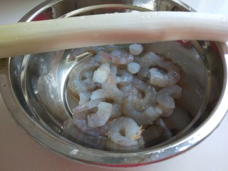 4、新文美食 骨汤三鲜馅混沌,鲜虾去头去皮去虾线剁碎,大葱洗干净剁碎,