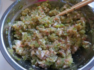 5、新文美食 骨汤三鲜馅混沌,加入适量酱油,鸡精,盐,香油,花生油,十三香搅拌均匀即可。