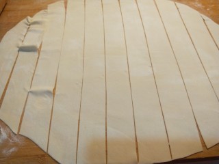 6、新文美食 骨汤三鲜馅混沌,面团分成小块擀成薄薄的面皮切成长片。