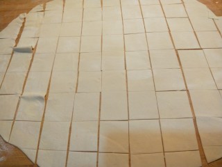 7、新文美食 骨汤三鲜馅混沌,在切成小块块。