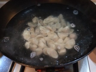 11、新文美食 骨汤三鲜馅混沌,下锅煮馄饨了。