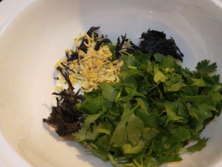 12、新文美食 骨汤三鲜馅混沌,盆中加入适量虾皮,紫菜,香菜,鸡精,盐,酱油,白胡椒。