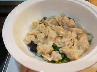 13、新文美食 骨汤三鲜馅混沌,煮好的馄饨捞出来放入盆中。