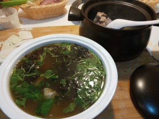 15、新文美食 骨汤三鲜馅混沌,倒入盆中即可。