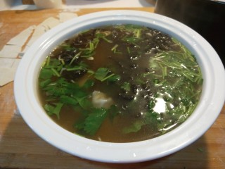 16、新文美食 骨汤三鲜馅混沌,一盆美味馄饨就做好了。