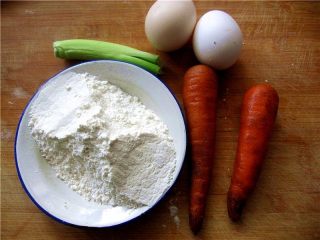 1、胡萝卜鸡蛋饼,准备好所需食材（胡萝卜放一个就够了）。