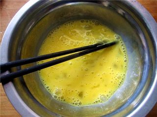 2、胡萝卜鸡蛋饼,将鸡蛋打入容器内