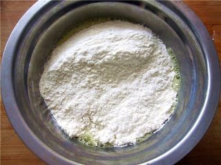 3、胡萝卜鸡蛋饼,加入面粉和盐