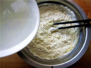 4、胡萝卜鸡蛋饼,少量多次加入水