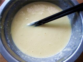 5、胡萝卜鸡蛋饼,边加入边搅拌