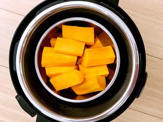 3、南瓜花卷,放入压力锅,蒸15分钟