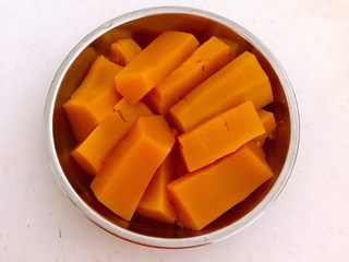 4、南瓜花卷,南瓜蒸熟了,晾凉