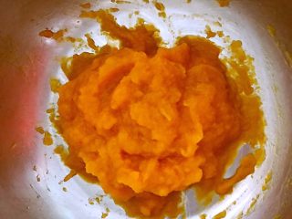 5、南瓜花卷,压成泥