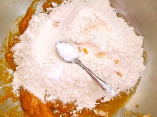 8、南瓜花卷,加入面粉,加入泡打粉