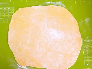 12、南瓜花卷,擀成面皮