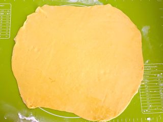 13、南瓜花卷,均匀的刷一层大豆色拉油