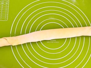 14、南瓜花卷,然后卷起来