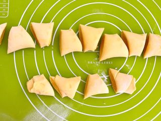 15、南瓜花卷,切成45度角的小块