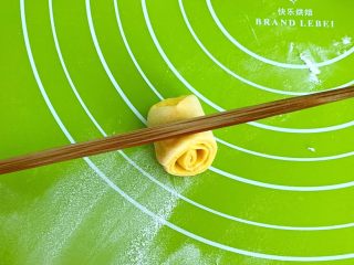 16、南瓜花卷,用筷子在中间轻轻压扁