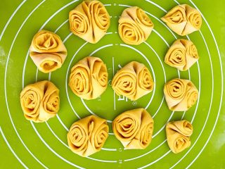 18、南瓜花卷,逐一做好的花卷