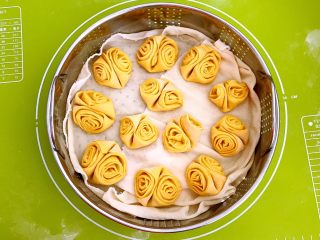 19、南瓜花卷,把花卷放入笼屉,二次发酵