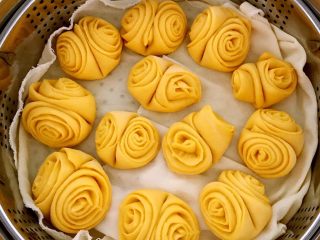 20、南瓜花卷,二次醒发好的花卷,水开后蒸8分钟左右即可