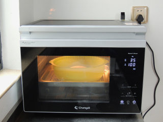 5、卡通小猪馒头,蒸烤箱选择“发酵”模式，设置温度35度，时间1小时。