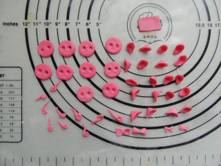 14、卡通小猪馒头,剩下的红色面团可以搓成细细的卷曲的猪尾巴，还可以做成小蝴蝶结、小玫瑰花等装饰。