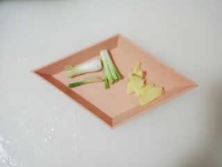 4、红烧金鲳鱼,姜切成片,葱头切段