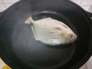 6、红烧金鲳鱼,起锅热油,放入金鲳鱼