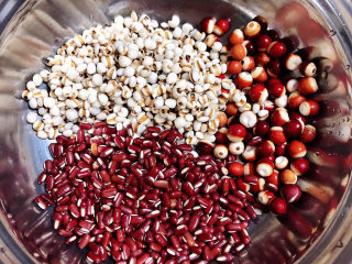 1、红豆薏米糊,准备好红豆、薏米、芡实。