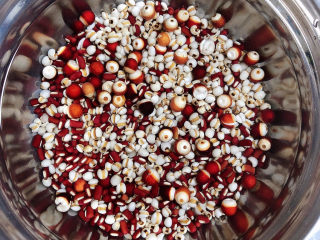 2、红豆薏米糊,将豆洗净，浸泡一夜。