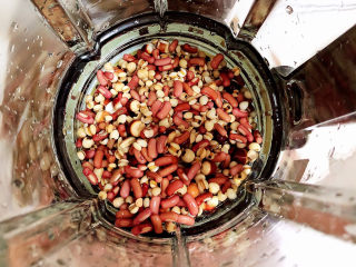 4、红豆薏米糊,将豆子放入破壁机中。