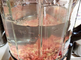 5、红豆薏米糊,放入1200ml水。
