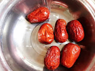 6、红豆薏米糊,准备好红枣。