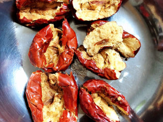 7、红豆薏米糊,洗净祛除枣核。