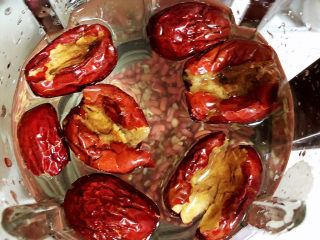 8、红豆薏米糊,放入红枣，盖盖儿，选择豆浆按键。