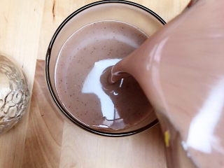 10、红豆薏米糊,倒入杯中。