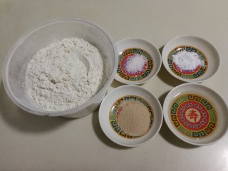 1、无泡打粉的油条,准备好所有食材