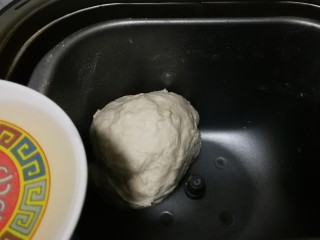 7、无泡打粉的油条,放入食用油再搅拌8分钟