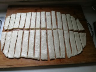 11、无泡打粉的油条,切成长条,我锅小可以切小一点