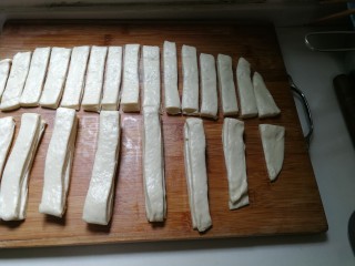 12、无泡打粉的油条,两条叠一起醒发五至十分钟