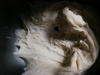 9、无泡打粉的油条,发酵四十分钟左右,面团发酵有蜂窝装两倍大即可