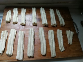 13、无泡打粉的油条,用筷子在面条中间稍微使劲压一下