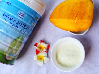 1、百变水果 芒果冰格,准备好食材：芒果1/3个、澳优淳璀有机配方奶3勺。