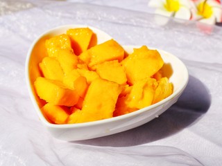 2、百变水果 芒果冰格,芒果洗净去皮，切开两边，用刀在芒果横竖各切几刀，翻起果皮切出芒果丁。